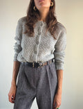 Cardigan vintage grigio mohair a maglia traforata, vista frontale con bottoni grigi e pantaloni spigati