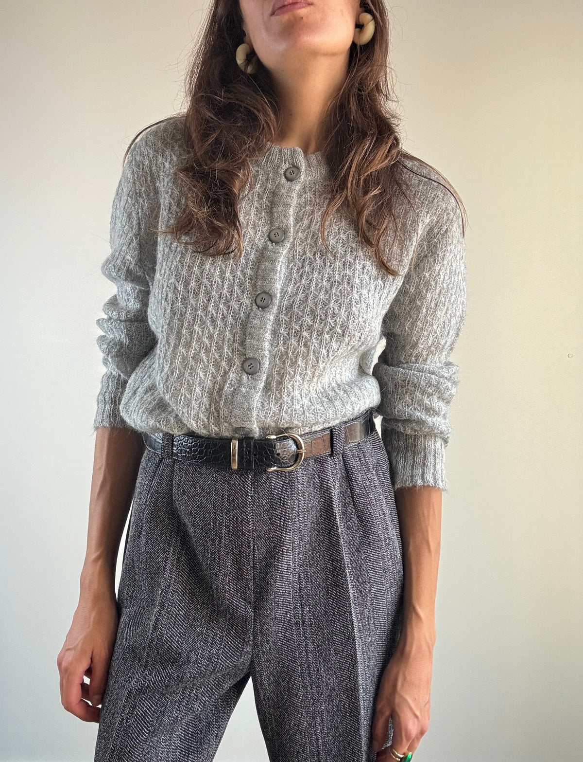 Cardigan vintage grigio mohair a maglia traforata, vista frontale con bottoni grigi e pantaloni spigati
