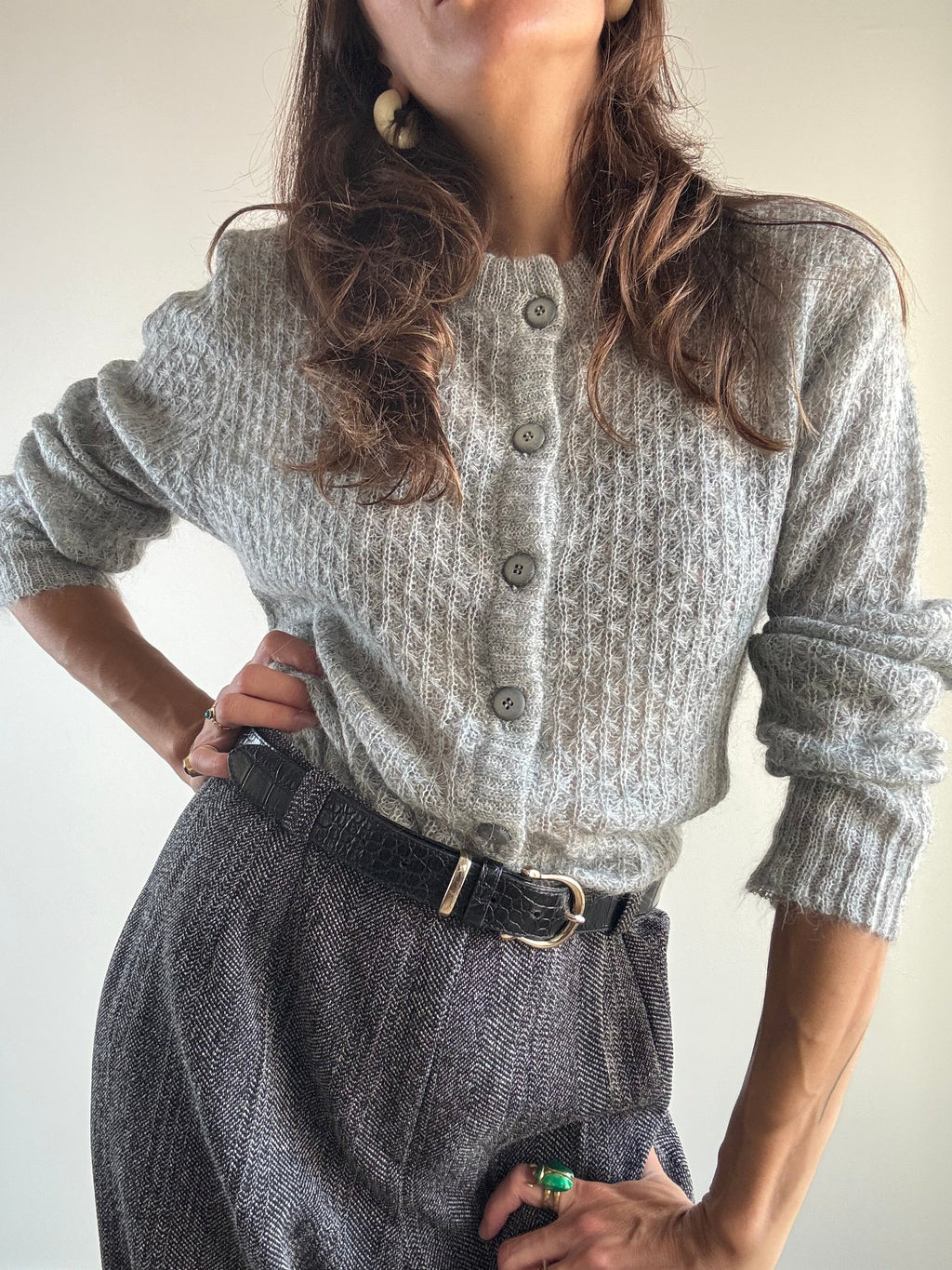 Cardigan vintage grigio mohair, dettaglio frontale con bottoni coordinati e mani sui fianchi