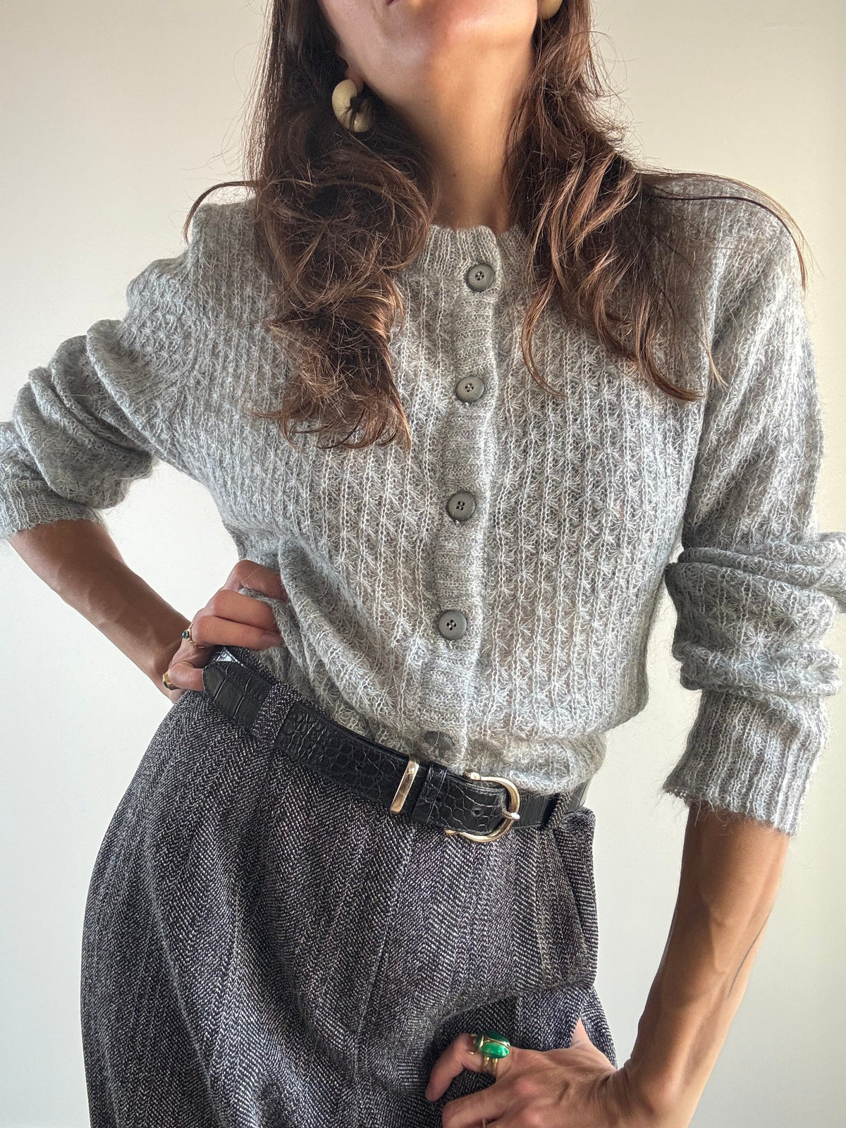Cardigan vintage grigio mohair, dettaglio frontale con bottoni coordinati e mani sui fianchi