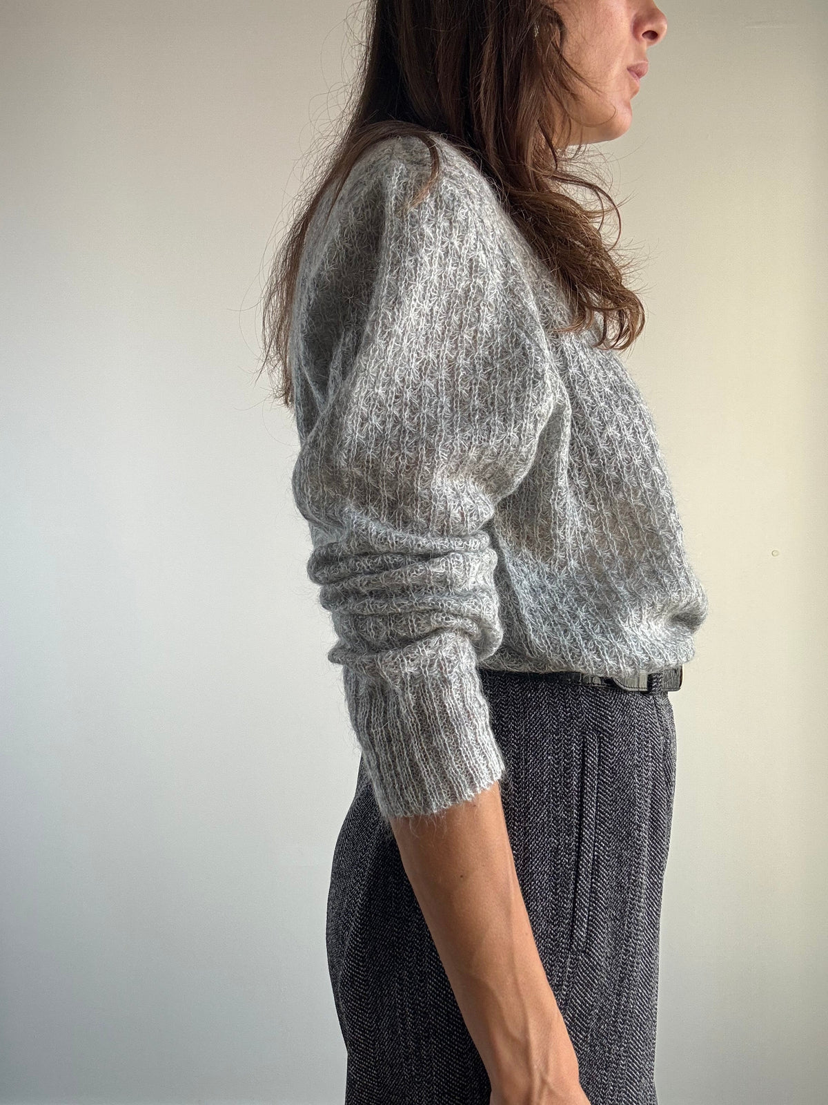Cardigan vintage grigio mohair a maglia traforata, vista laterale con pantaloni spigati grigi