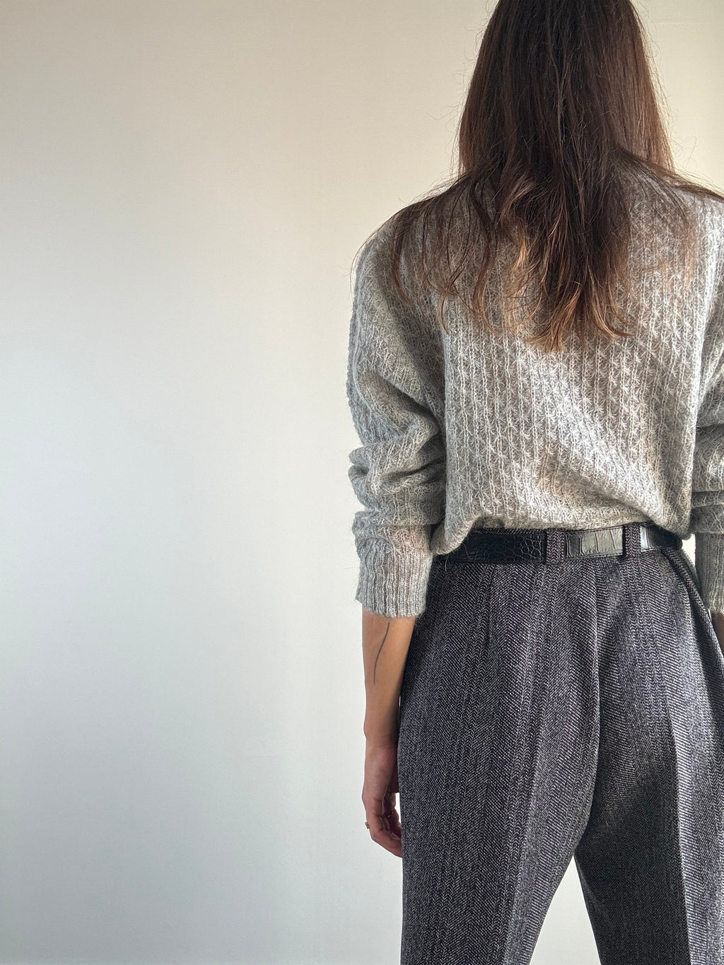 Cardigan vintage grigio mohair, vista posteriore con effetto soffice e leggero
