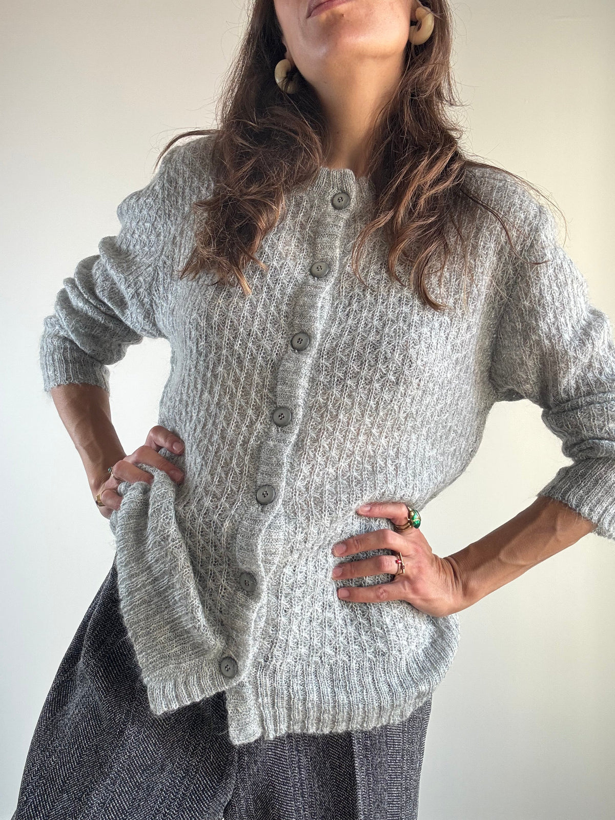 Cardigan vintage grigio mohair, vista frontale intera con dettaglio maglia traforata e bottoni
