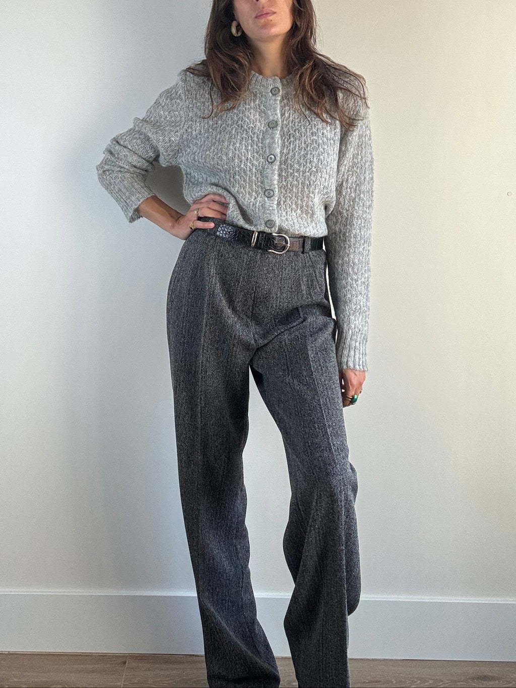 Pantalone vintage spigato grigio antracite vita alta, vista frontale con cardigan grigio e cintura nera