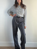 Pantalone vintage spigato grigio antracite vita alta, vista frontale con cardigan grigio e cintura nera