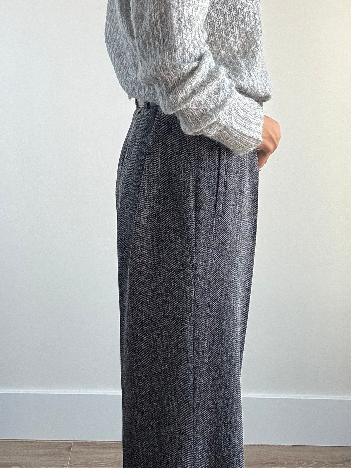 Pantalone vintage spigato grigio antracite, vista laterale con gamba dritta e piega centrale