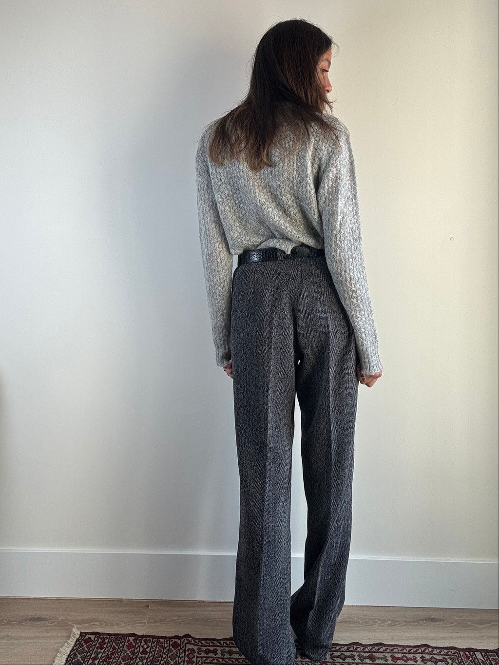 Pantalone vintage spigato grigio antracite, vista posteriore con gamba dritta
