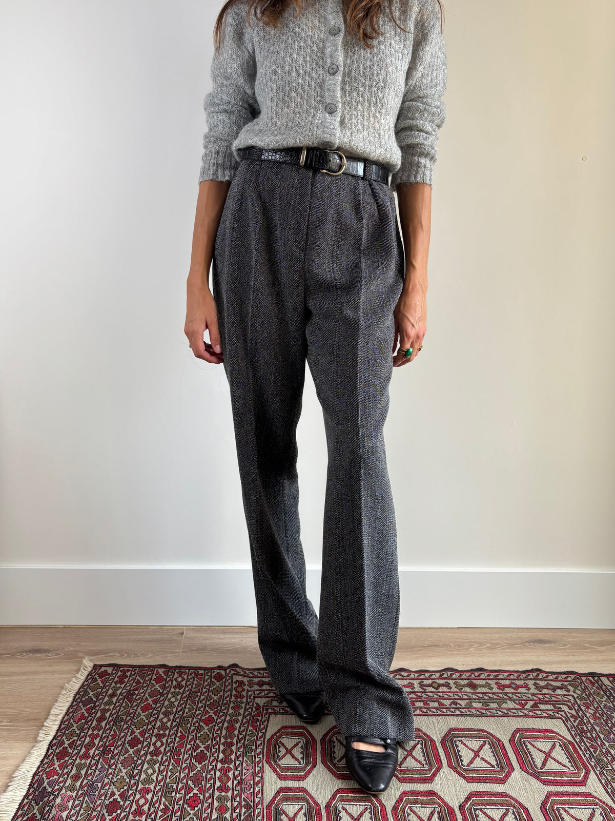 Pantalone vintage spigato grigio antracite, vista frontale intera con cardigan grigio e ballerine nere