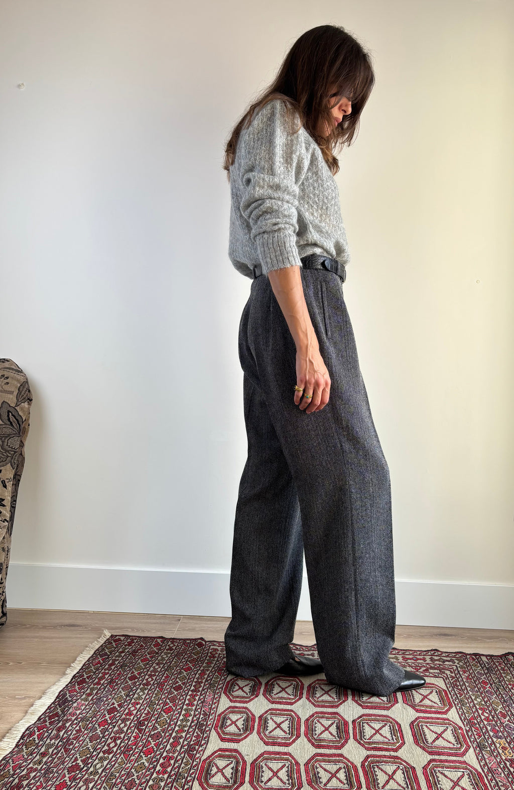 Pantalone vintage spigato grigio antracite, vista laterale con dettaglio piega centrale e lunghezza