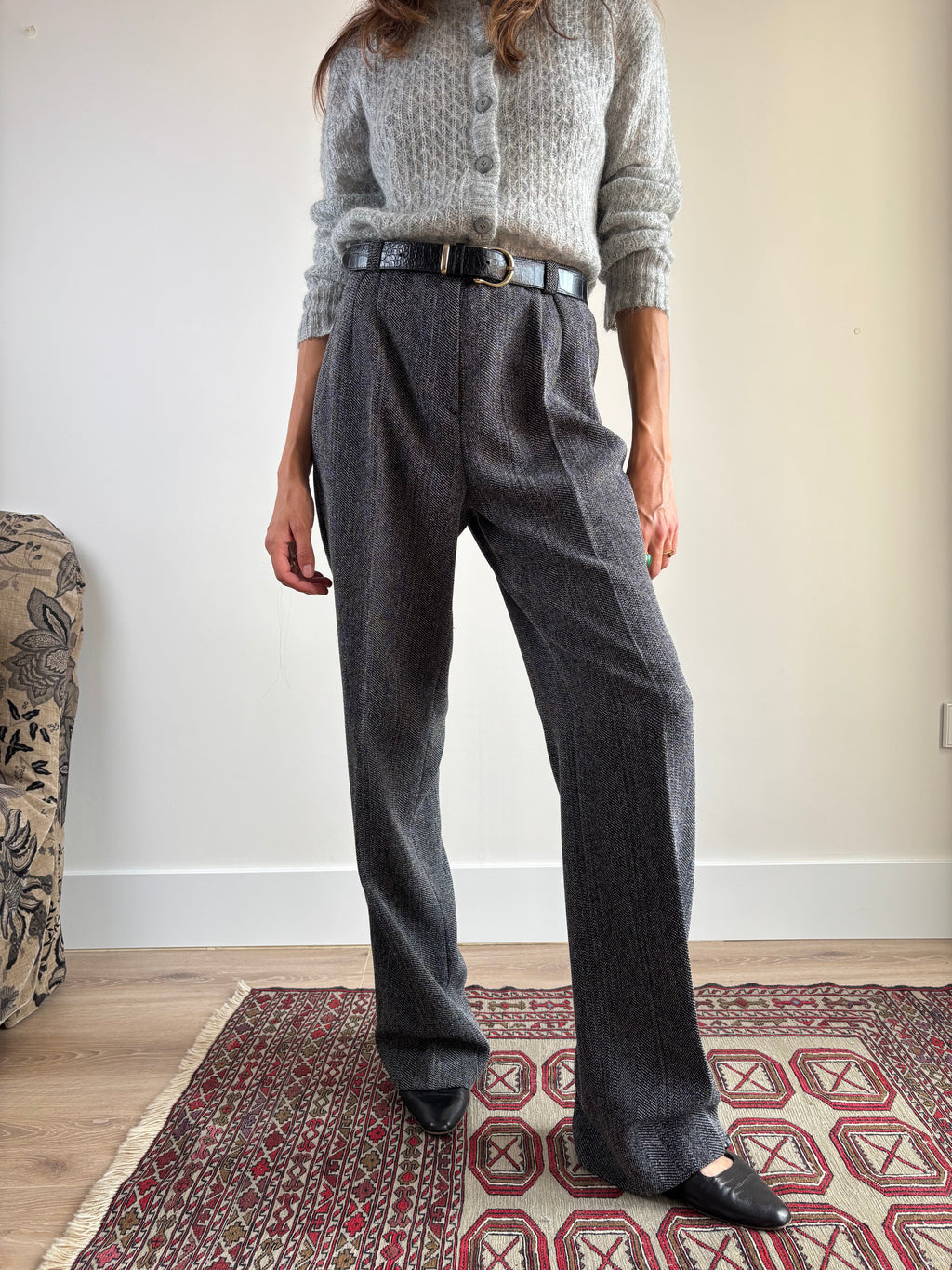 Pantalone vintage spigato grigio antracite, dettaglio vita alta con pince e cintura coccodrillo nera