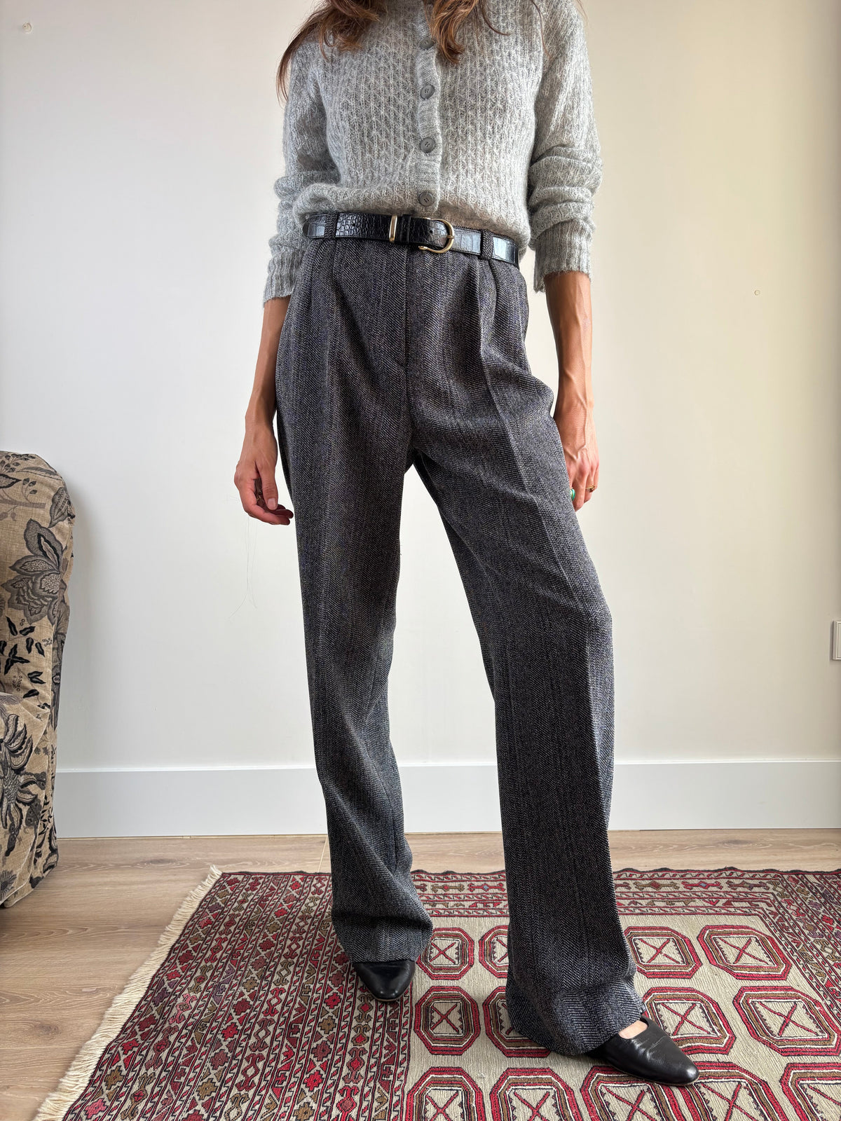 Pantalone vintage spigato grigio antracite, dettaglio vita alta con pince e cintura coccodrillo nera