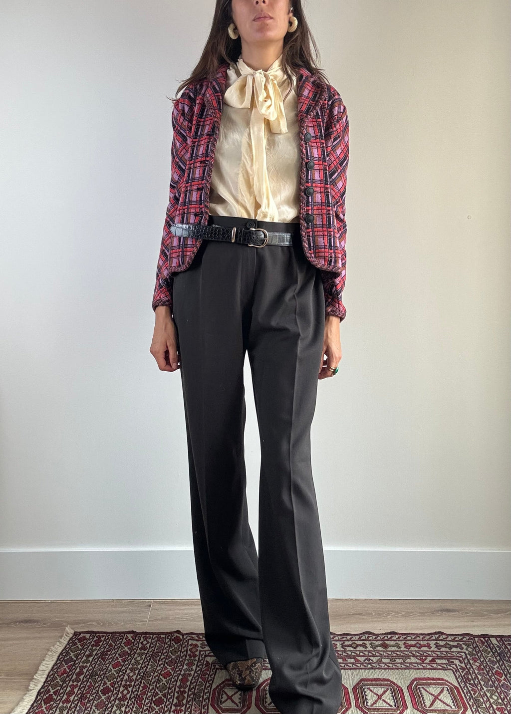 Pantalone palazzo vintage marrone vita alta, vista frontale con camicia avorio fiocco e giacca tartan