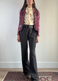 Pantalone palazzo vintage marrone vita alta, vista frontale con camicia avorio fiocco e giacca tartan