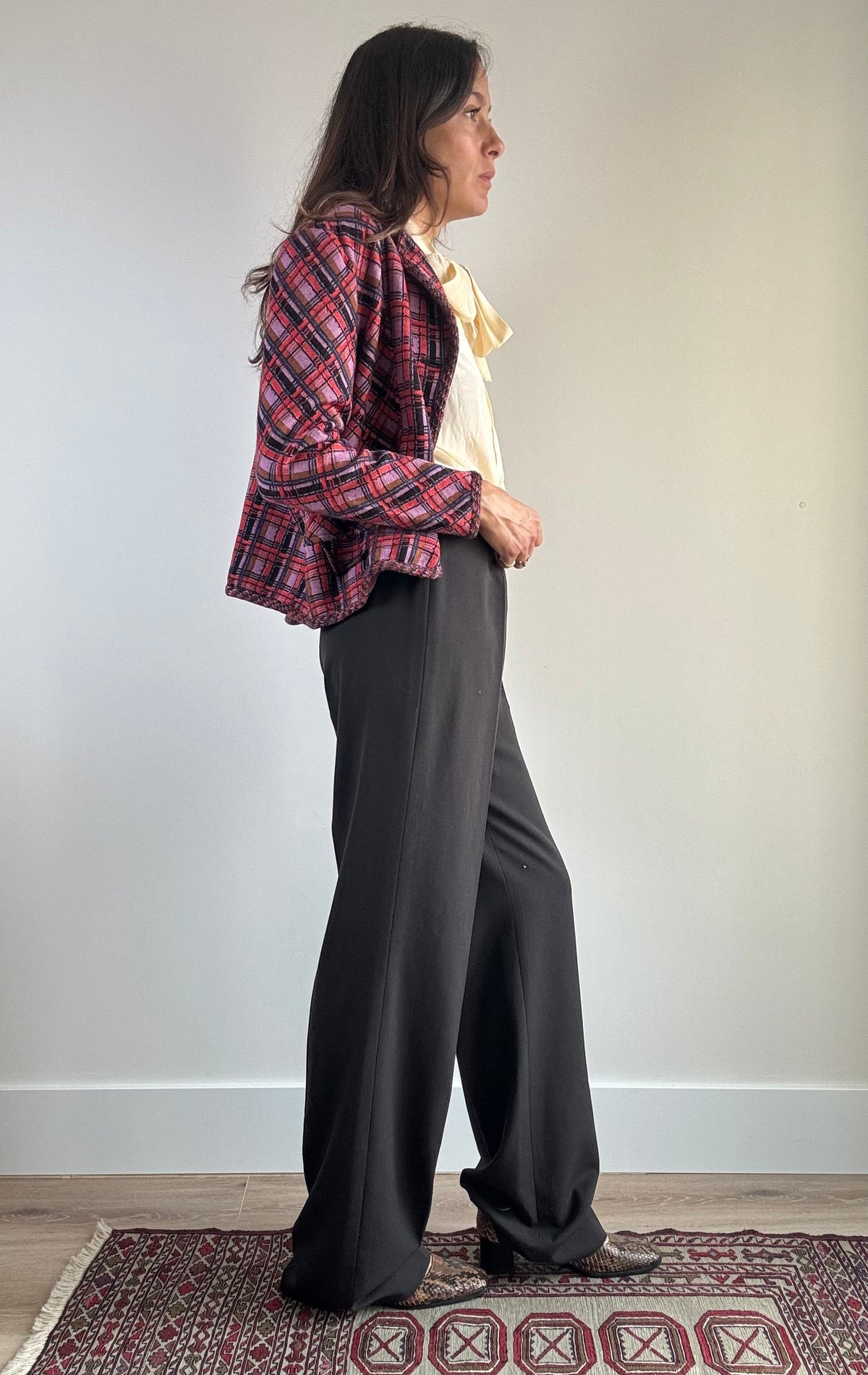 Pantalone palazzo vintage marrone, vista laterale con gamba ampia e fluida