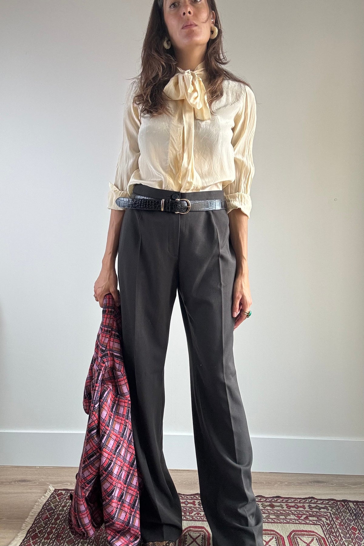 Pantalone palazzo vintage marrone, vista frontale con camicia avorio con fiocco e cintura in coccodrillo