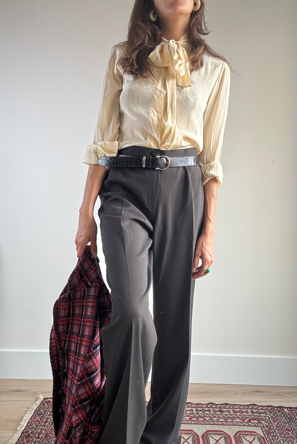 Pantalone palazzo vintage marrone, dettaglio vita alta con pince e cintura nera
