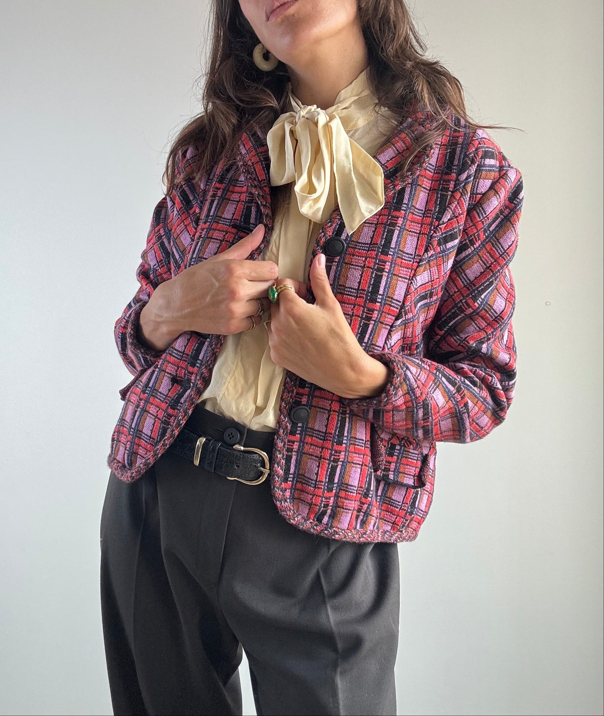Giacca vintage tartan corta lana rossa e lilla, vista frontale con camicia avorio con fiocco e pantaloni grigi