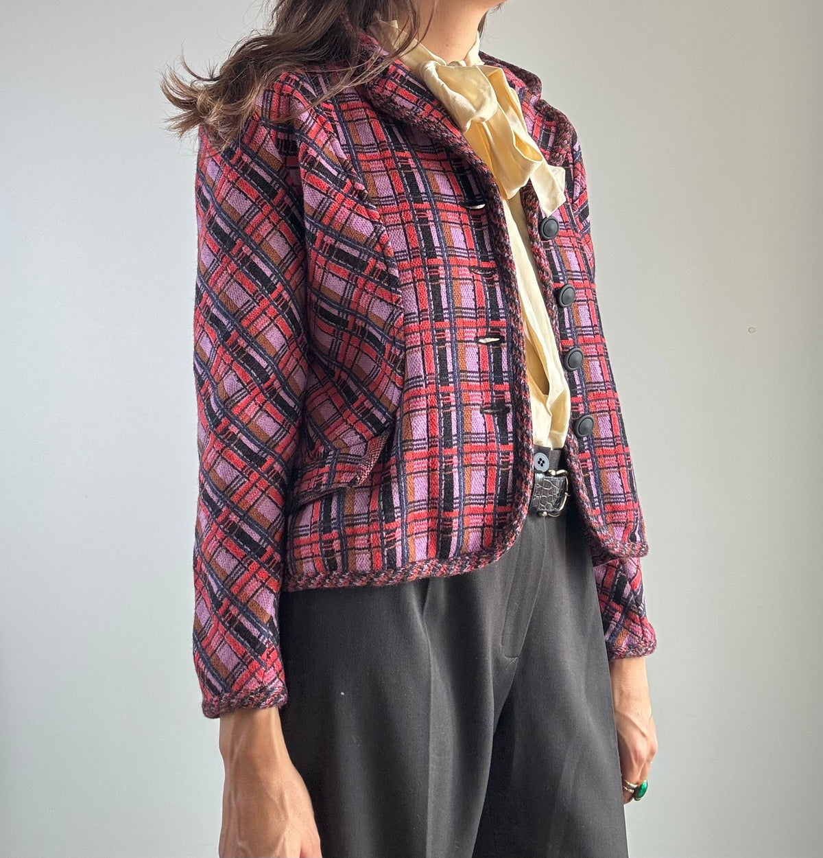 Giacca vintage tartan corta lana rossa e lilla, vista laterale con dettaglio bottoni scuri e tasche