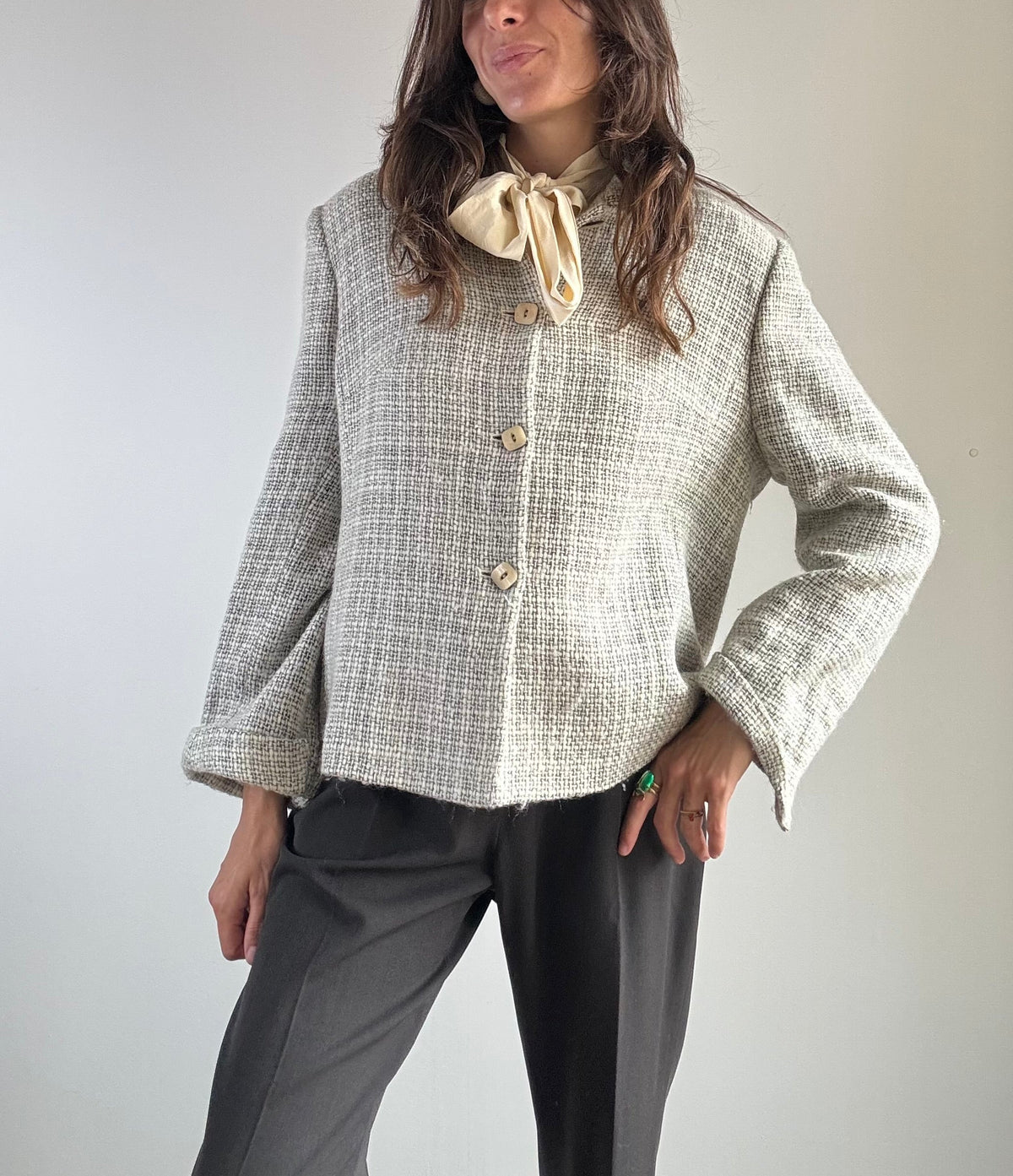 Giacca vintage tweed grigio verde lana e viscosa, vista frontale con bottoni beige e camicia con fiocco