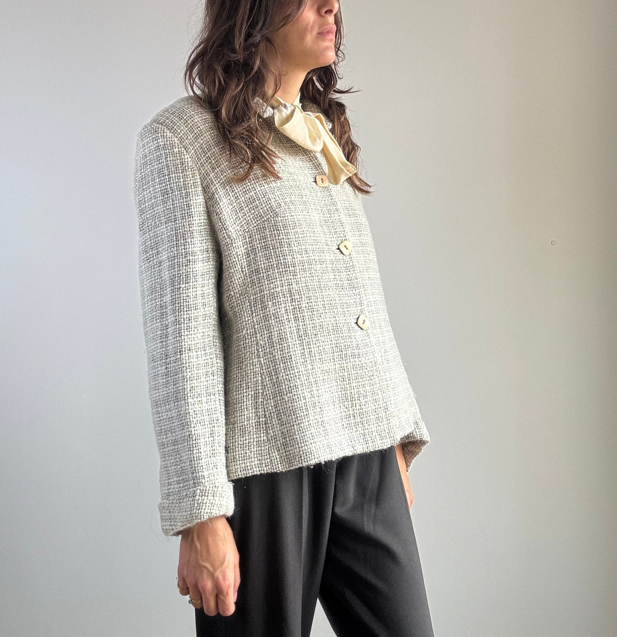 Giacca vintage tweed grigio verde lana e viscosa, vista laterale con pantaloni neri