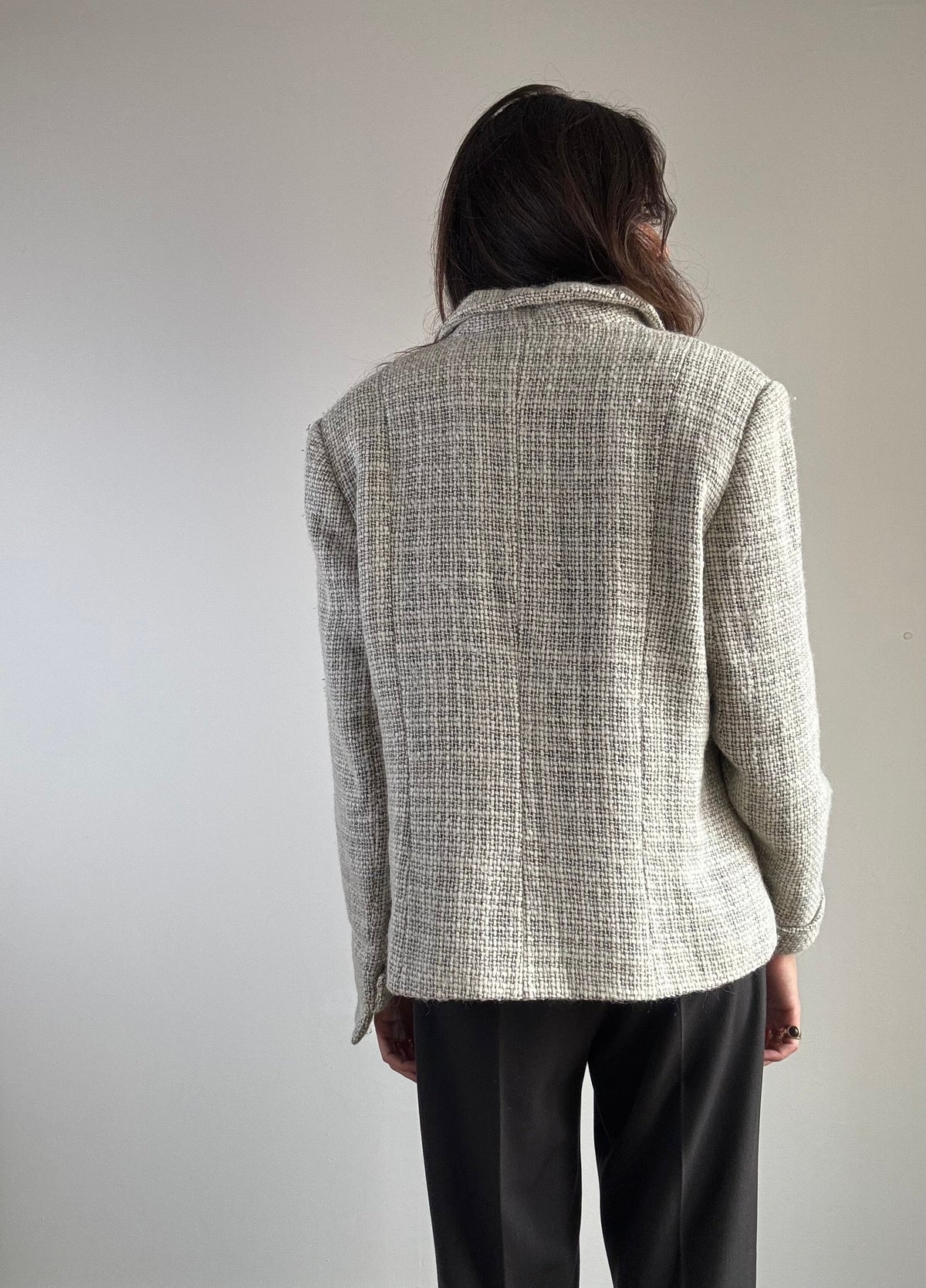 Giacca vintage tweed grigio verde lana e viscosa, vista posteriore con tessuto strutturato