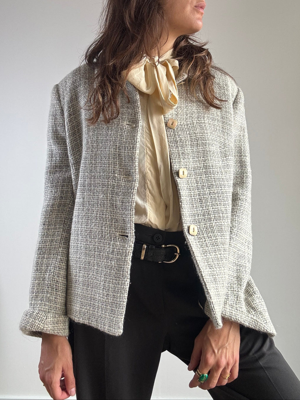 Giacca vintage tweed grigio verde lana e viscosa, vista frontale aperta con dettaglio tasche a filetto