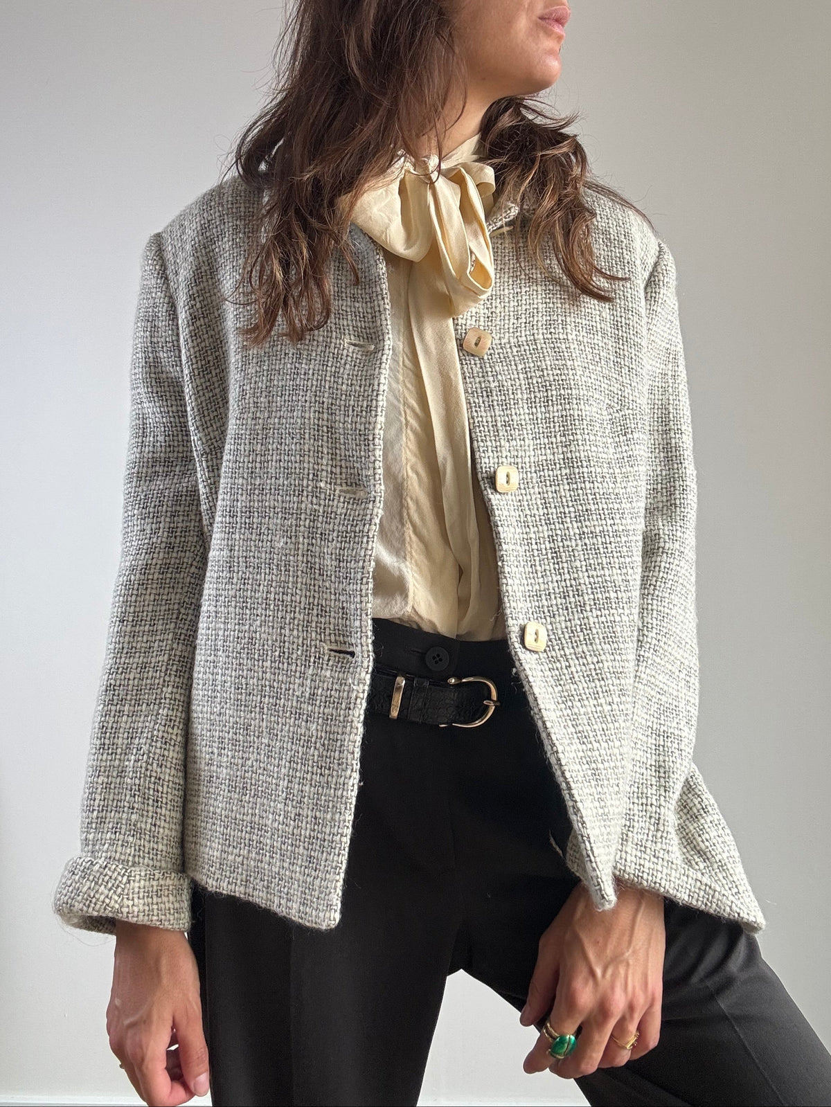 Giacca vintage tweed grigio verde lana e viscosa, vista frontale aperta con dettaglio tasche a filetto