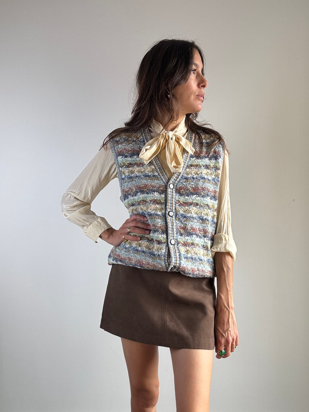 Gilet vintage misto cotone multicolor stile Missoni, vista frontale con camicia avorio e fiocco