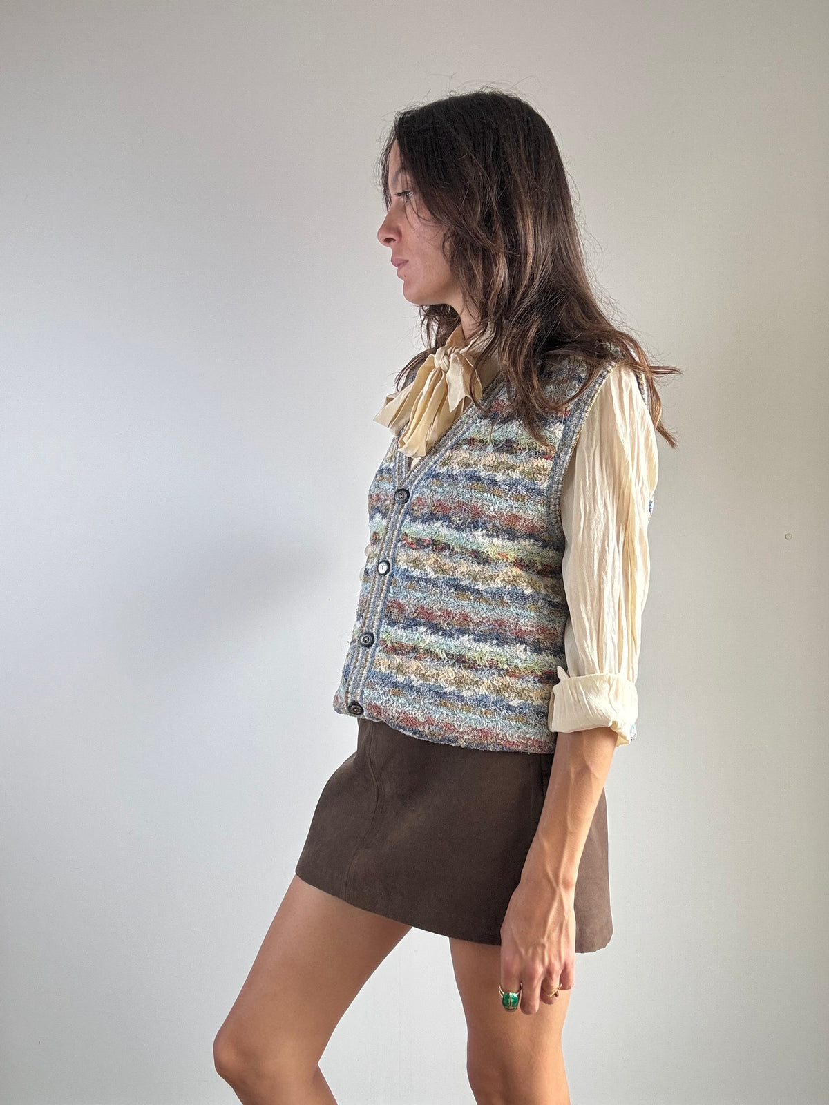 Gilet vintage misto cotone multicolor stile Missoni, vista laterale con minigonna marrone