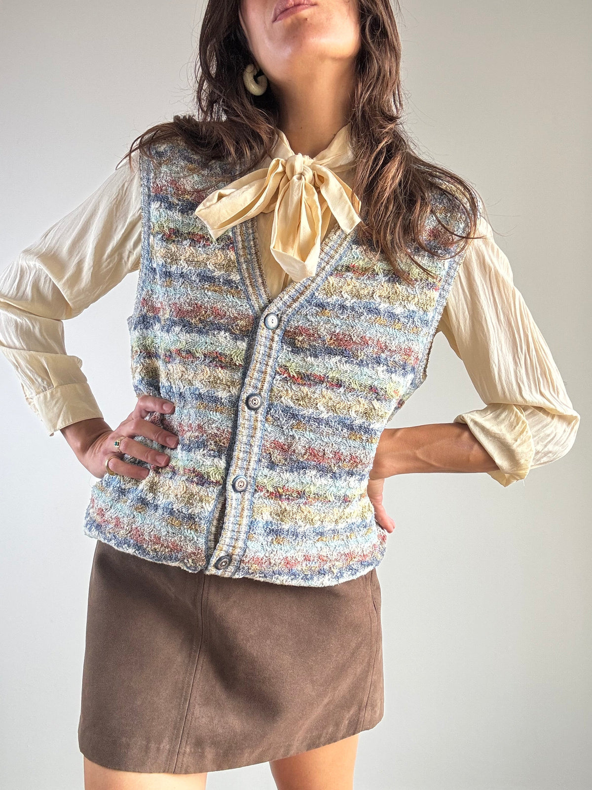 Gilet vintage misto cotone multicolor stile Missoni, dettaglio frontale con bottoni scuri e scollo a V