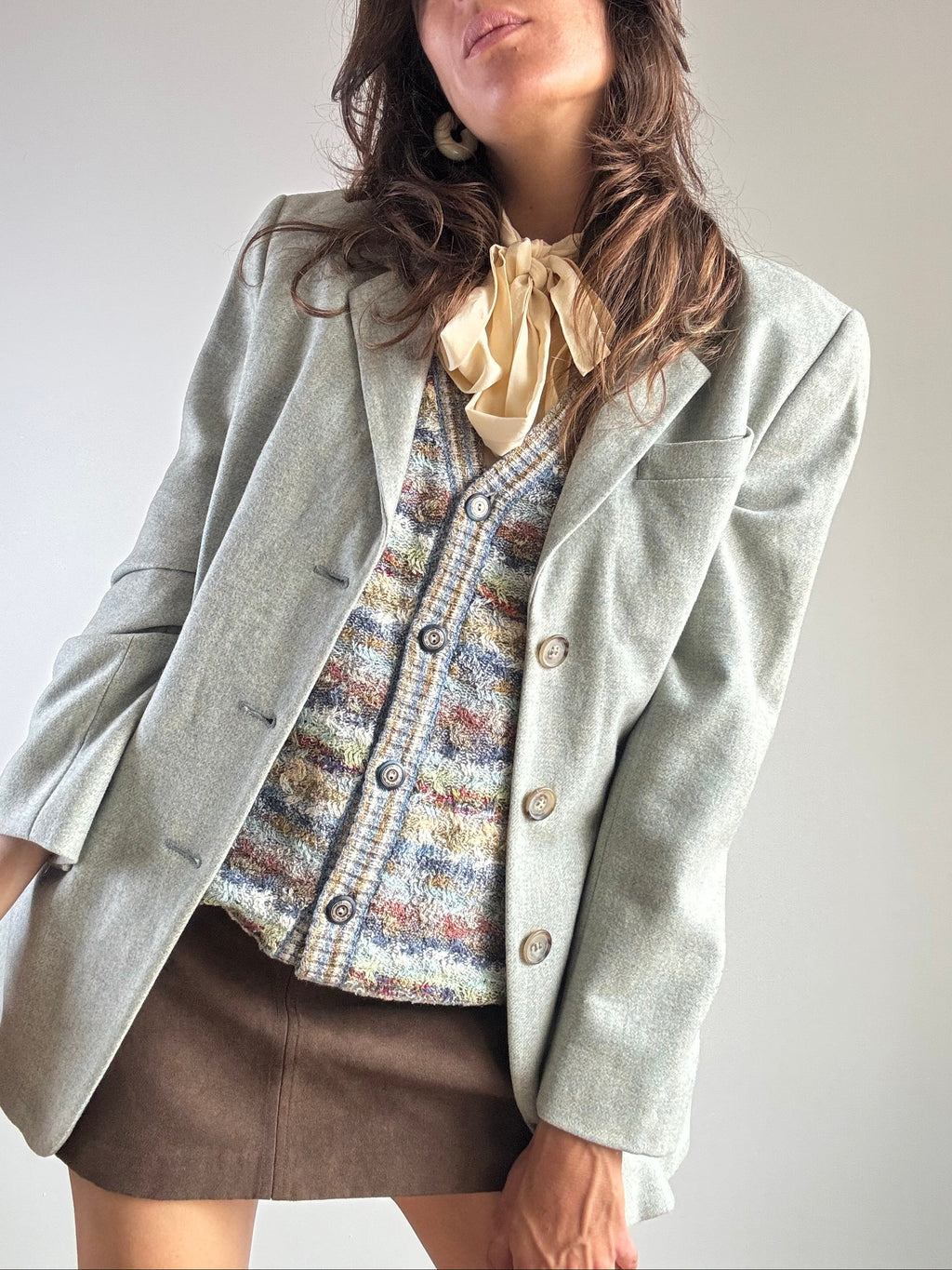 Blazer vintage Max&Co. lana jacquard verde menta abbinato a cardigan multicolor e camicia con fiocco