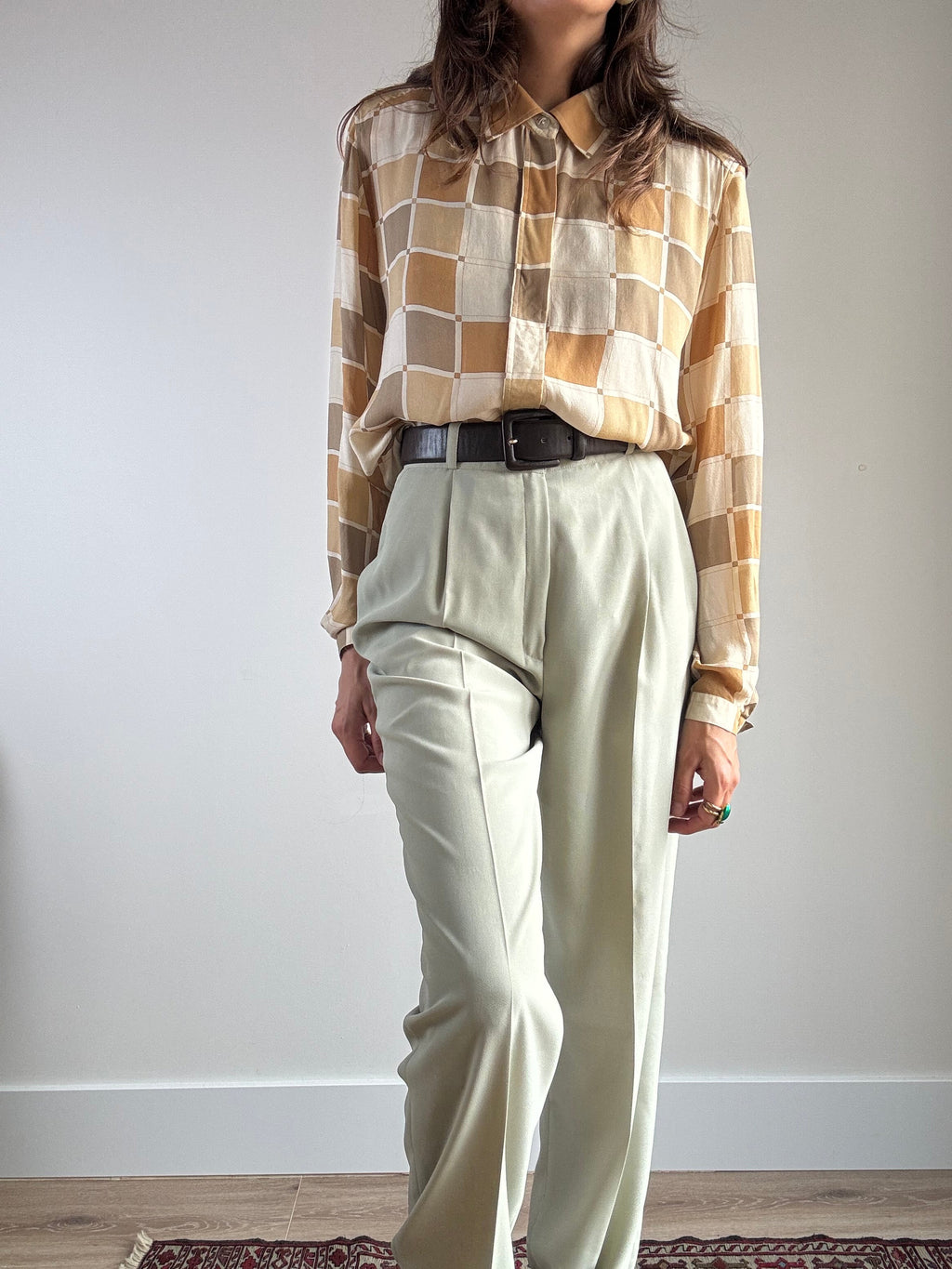 Pantalone vintage sartoriale verde salvia, vista frontale con pince e vita alta