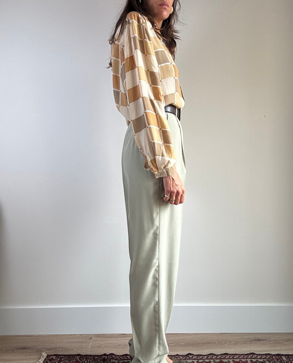 Pantalone vintage sartoriale verde salvia, vista laterale con gamba dritta