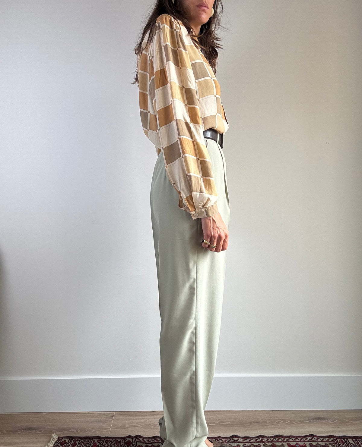 Pantalone vintage sartoriale verde salvia, vista laterale con gamba dritta