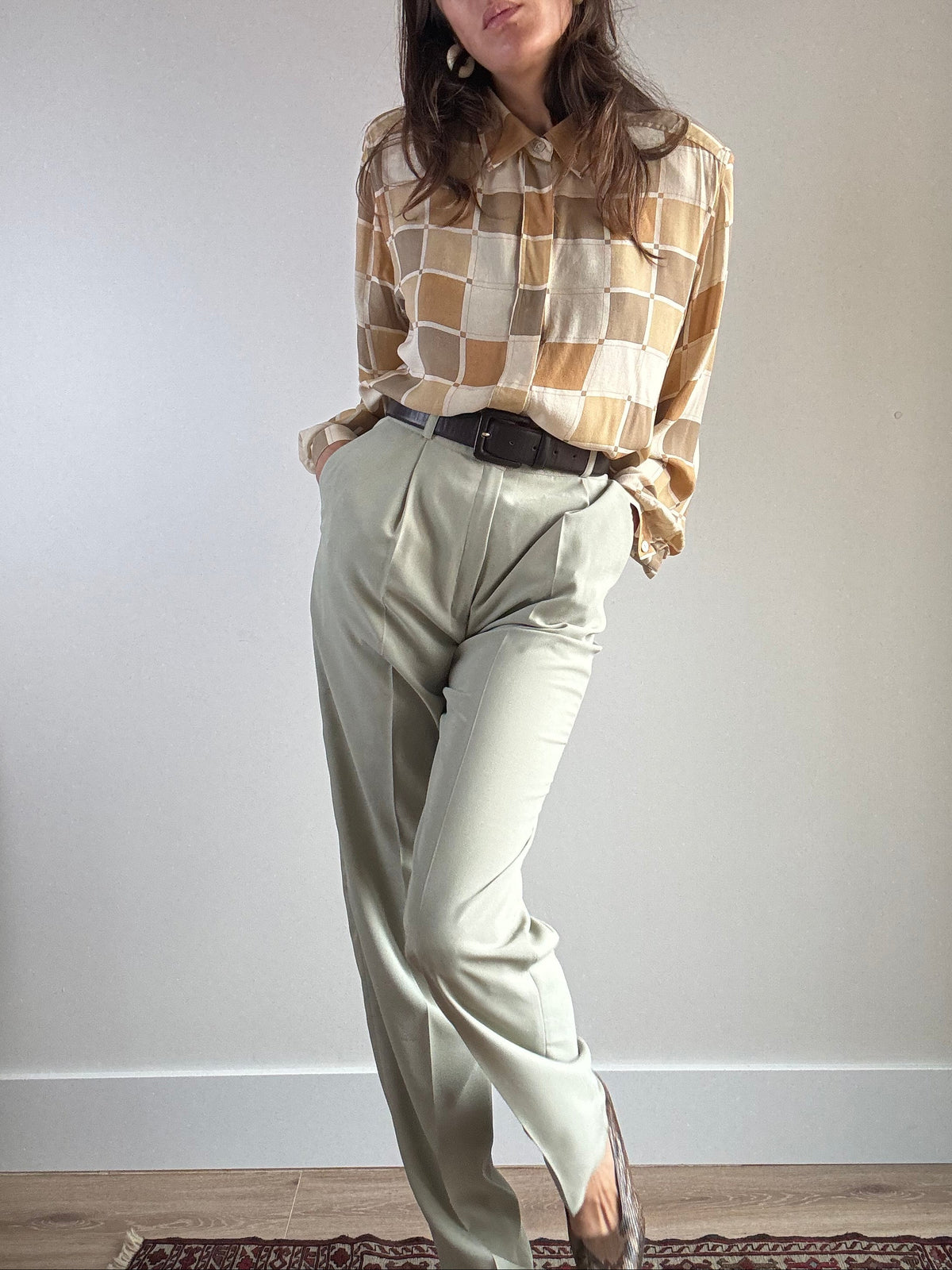 Pantalone vintage sartoriale verde salvia, vista frontale intera