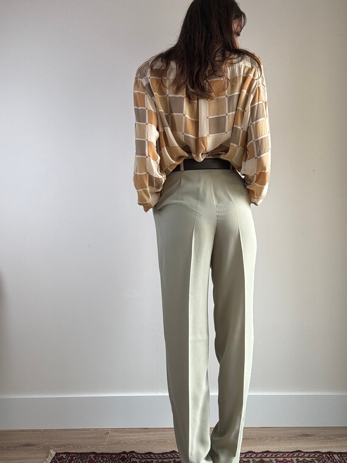 Pantalone vintage sartoriale verde salvia, vista posteriore