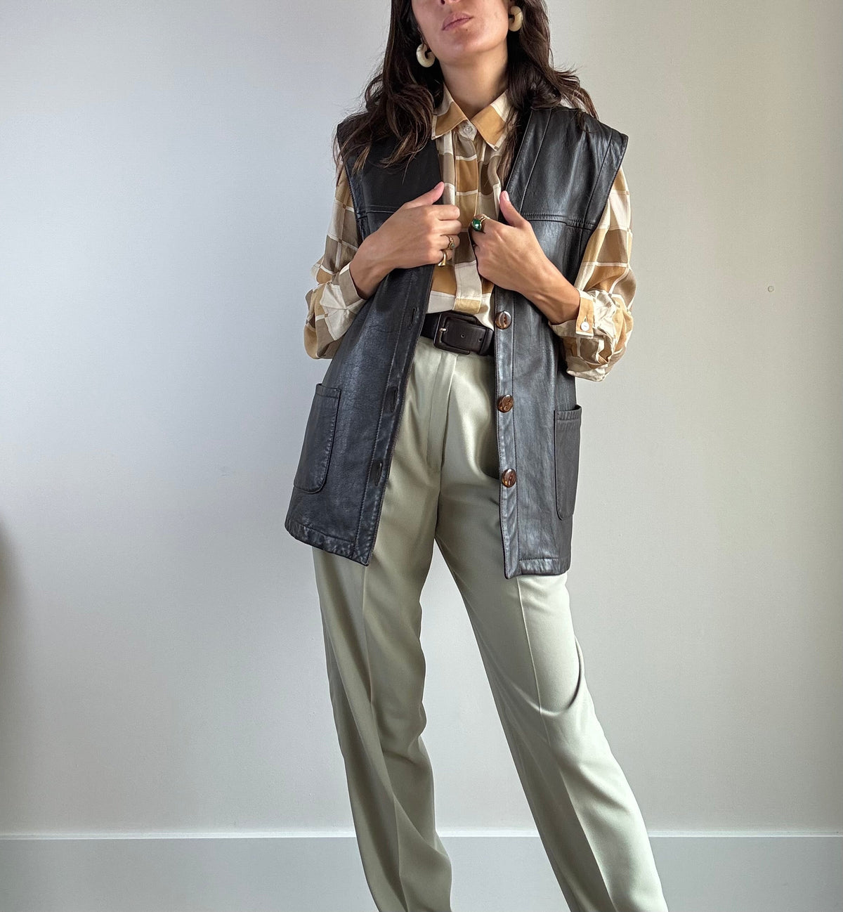 Pantalone vintage sartoriale verde salvia abbinato a camicia a quadri e gilet in pelle nera