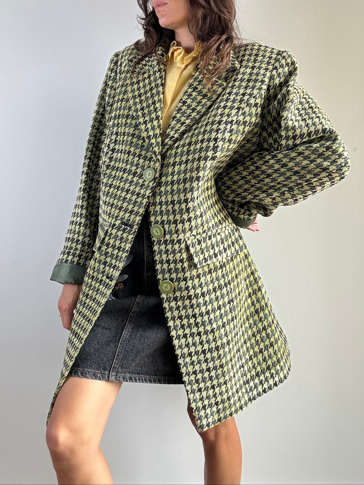 Cappottino vintage pied de poule verde e avorio, vista frontale aperta, taglio oversize