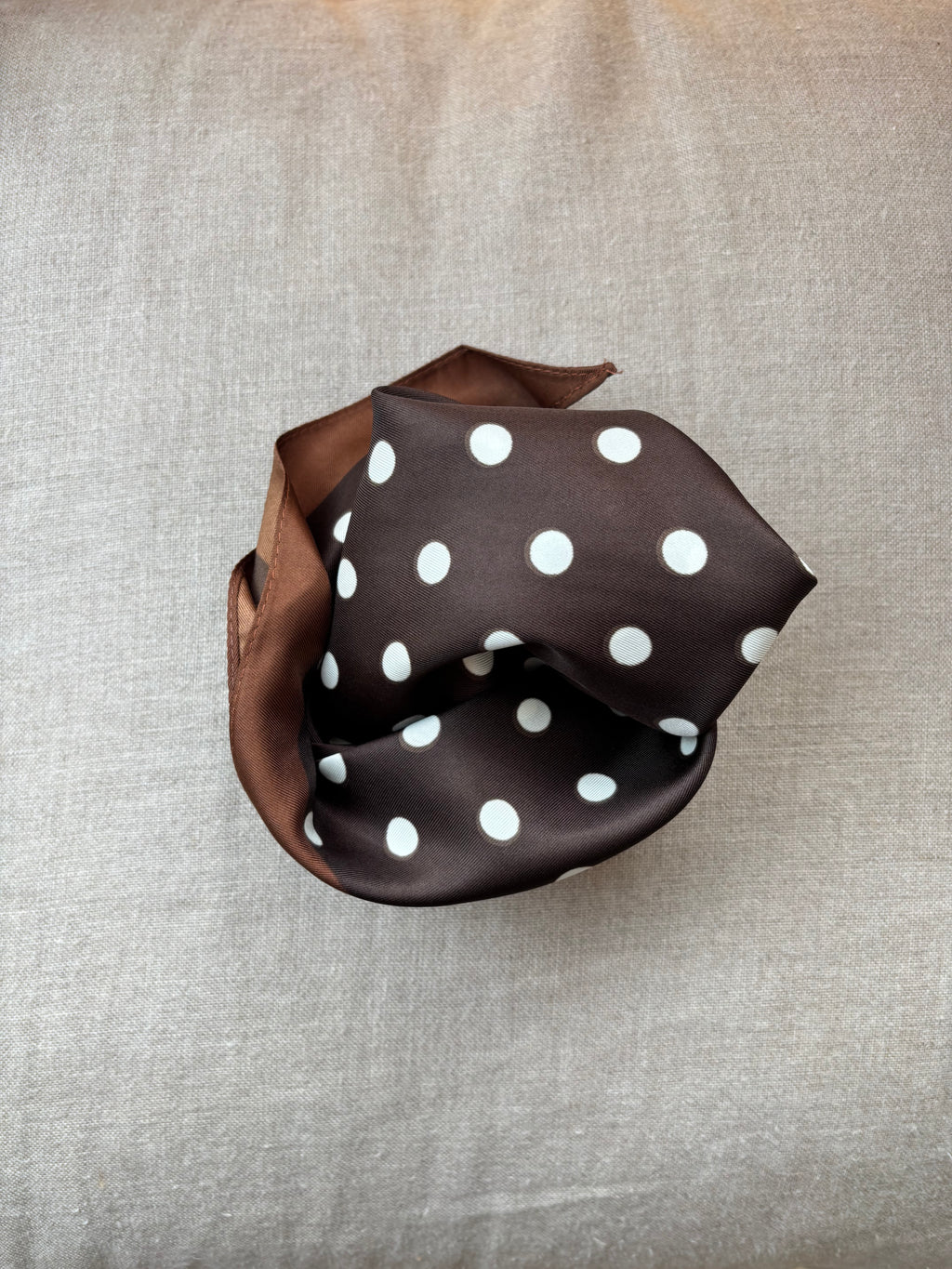 Foulard triangolare marrone a pois bianchi