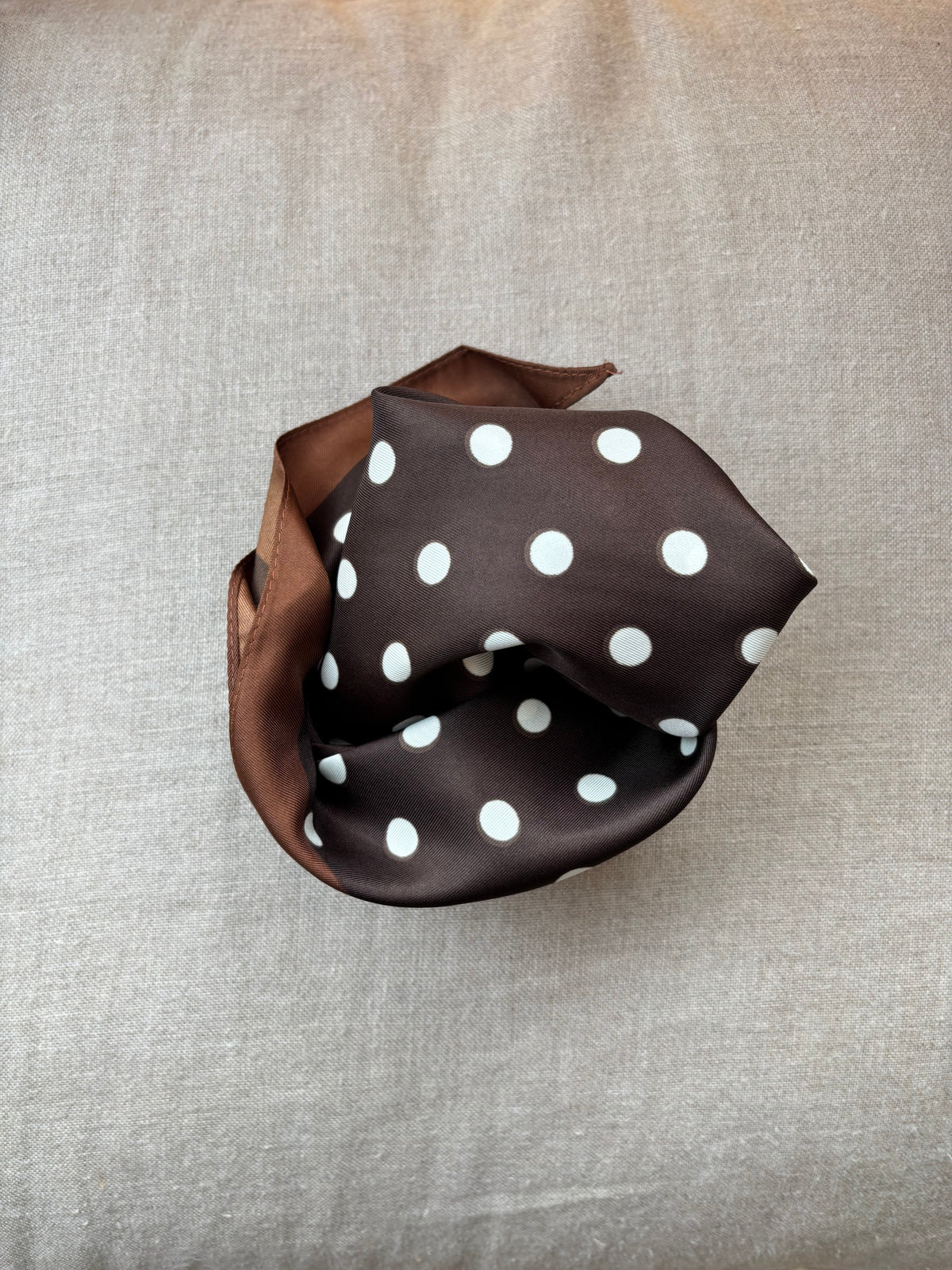 Foulard triangolare marrone a pois bianchi