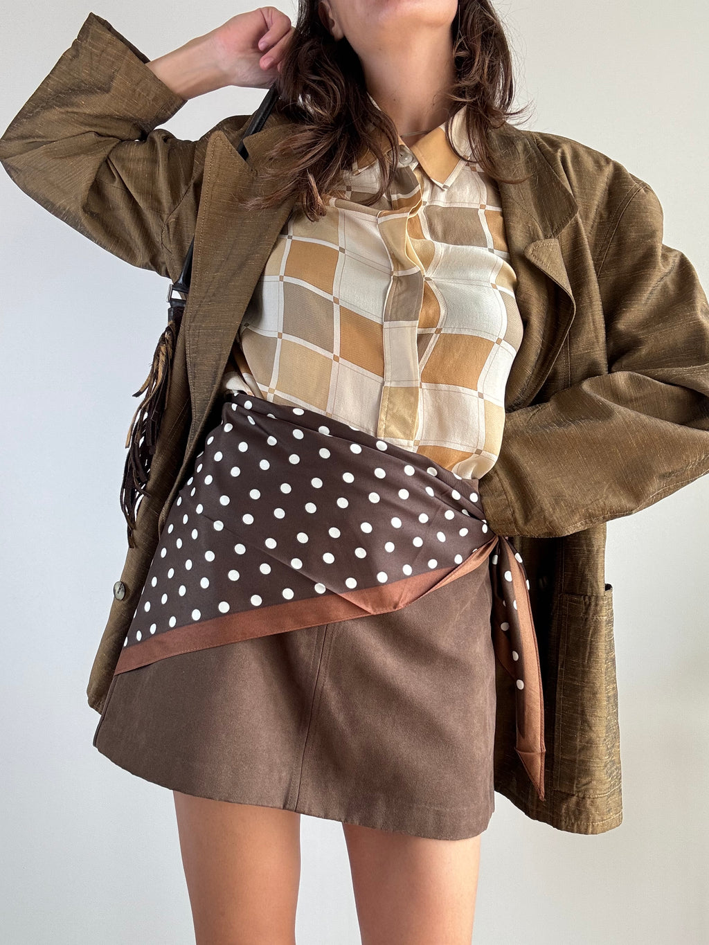 Foulard triangolare marrone a pois bianchi