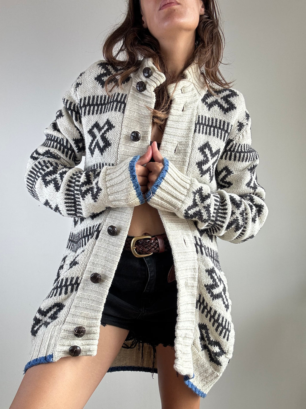 Cardigan bianco fantasia geometrica nera