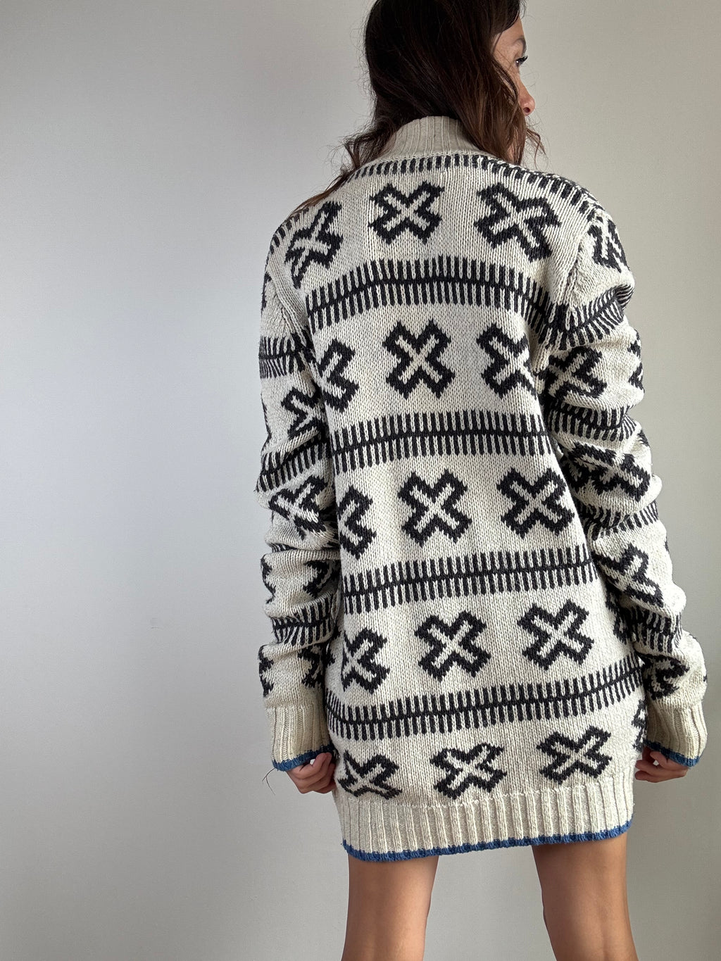 Cardigan bianco fantasia geometrica nera