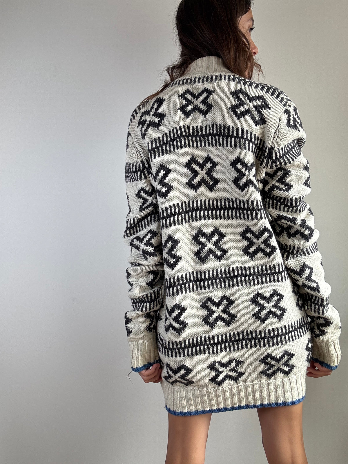 Cardigan bianco fantasia geometrica nera
