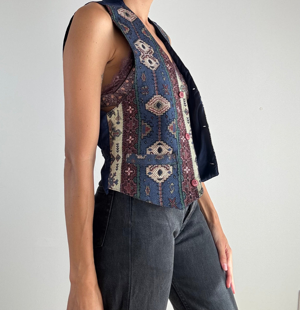 Gilet vintage fantasia persiana blu e bordeaux, vista laterale con dettaglio bottoni bordeaux e retro tinta unita blu