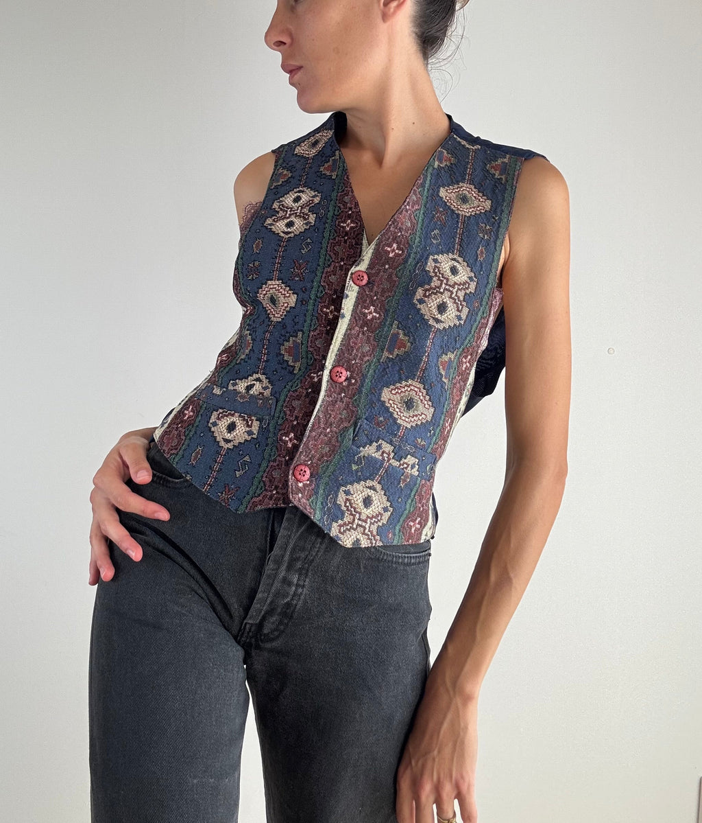 Gilet vintage cotone fantasia persiana blu bordeaux e beige, vista frontale chiuso con bottoni bordeaux