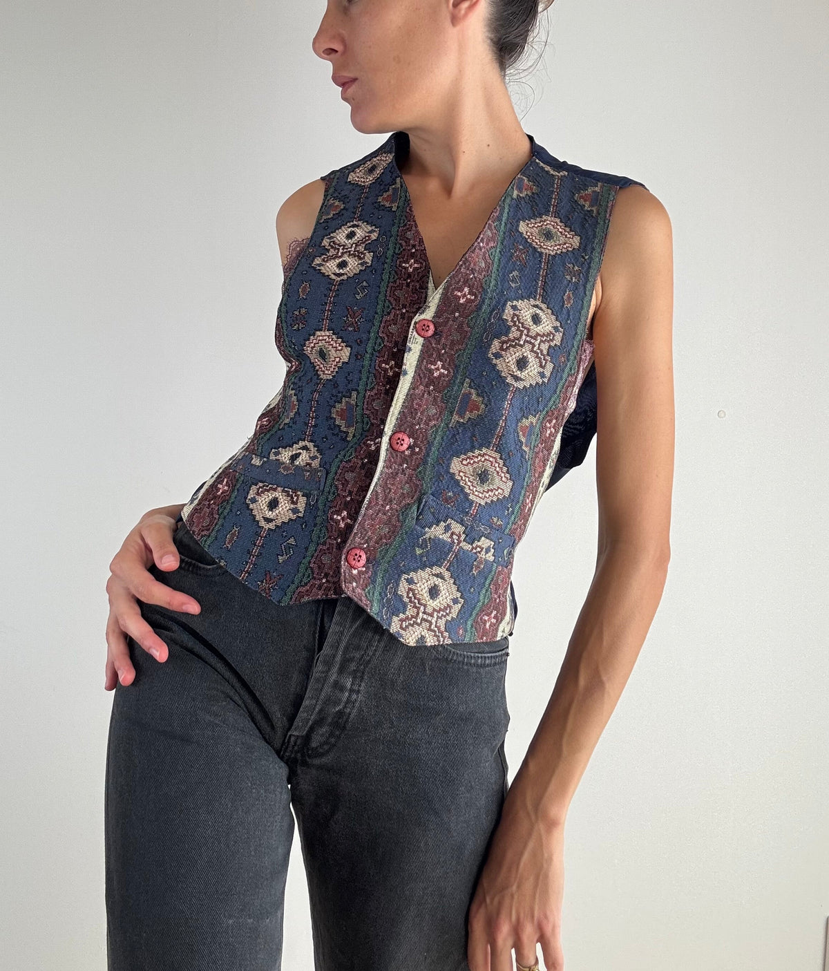 Gilet vintage cotone fantasia persiana blu bordeaux e beige, vista frontale chiuso con bottoni bordeaux