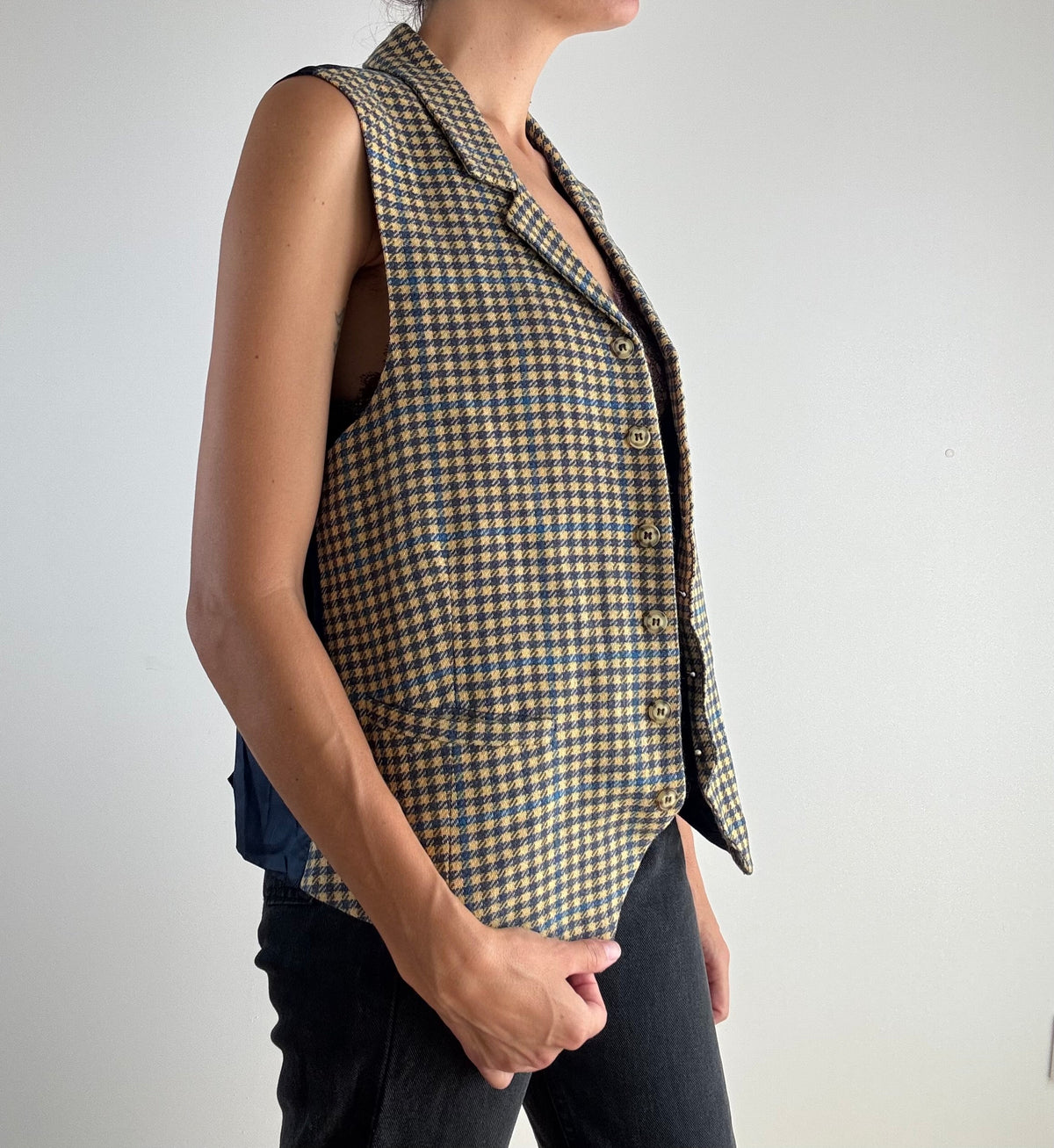 Gilet vintage cashmere pied-de-poule multicolore beige marrone giallo e blu, vista laterale con revers sartoriale e bottoni in corno