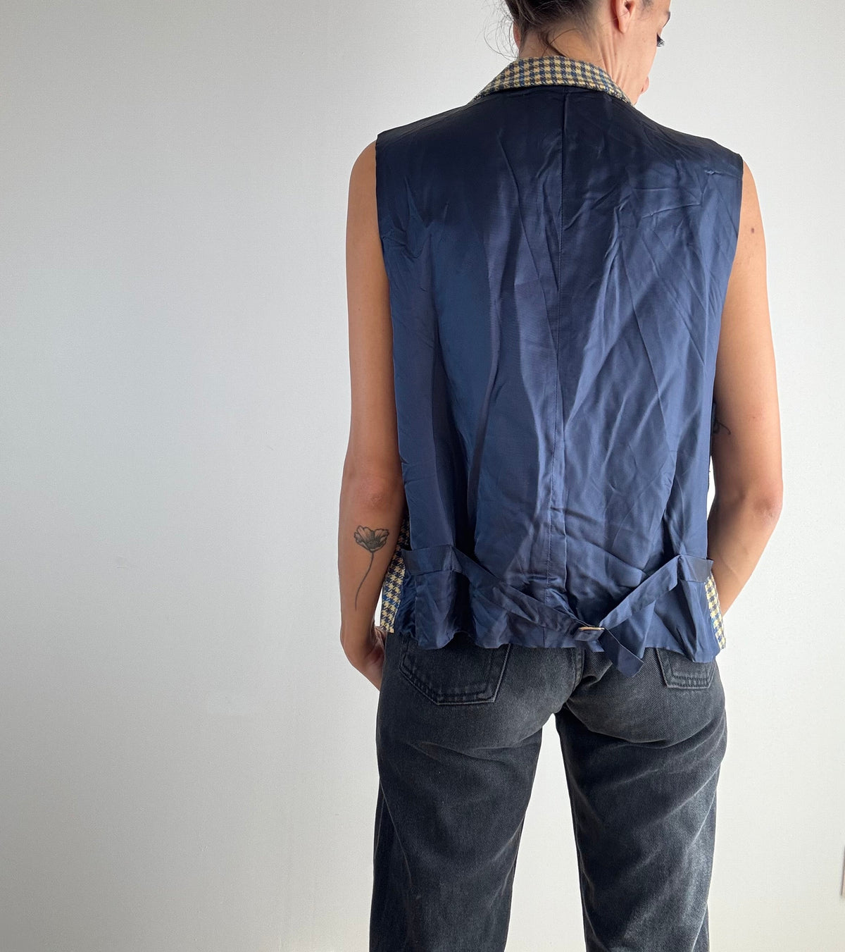 Gilet vintage cashmere pied-de-poule multicolore, vista posteriore retro in raso blu con cinturino regolabile