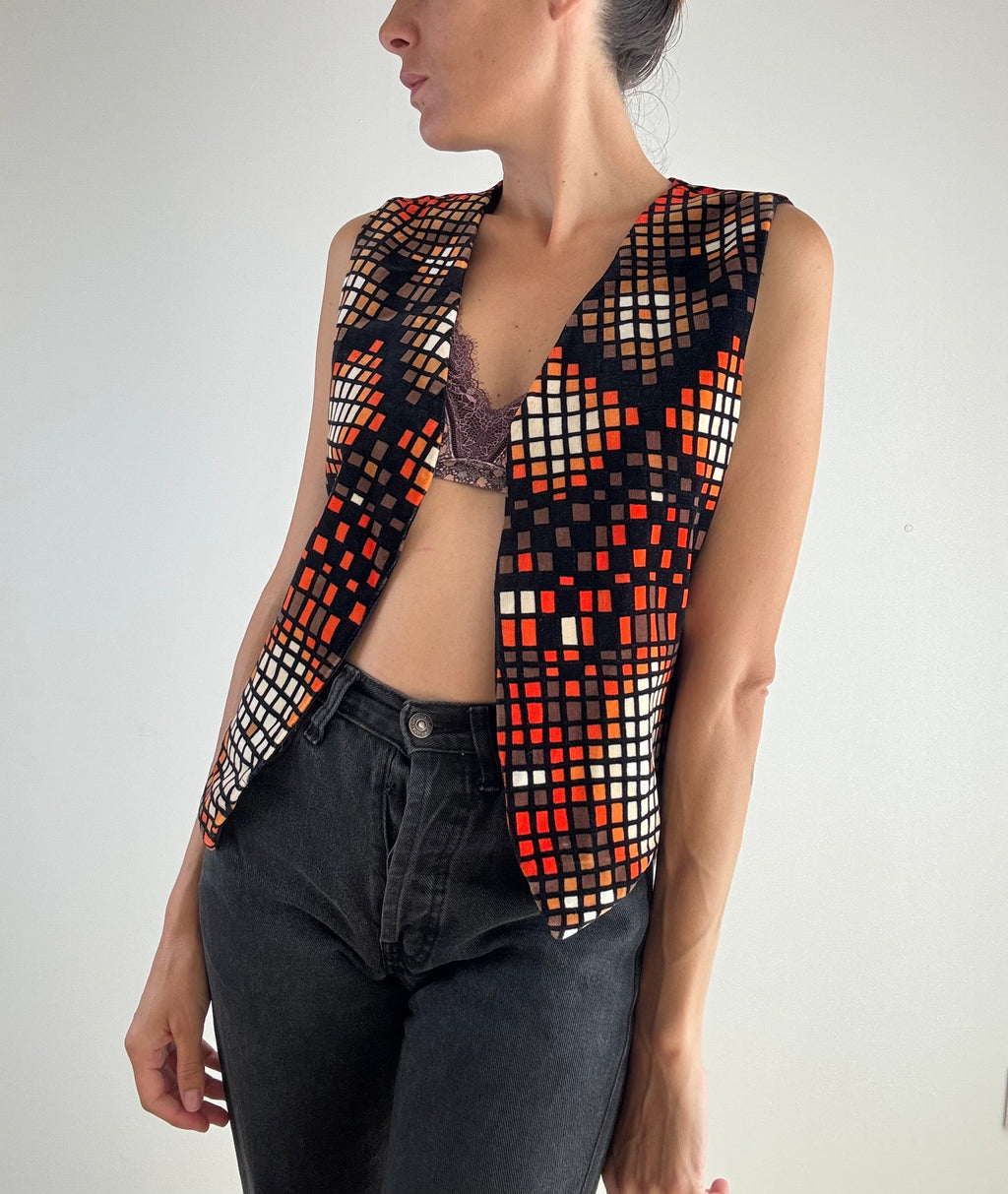 Gilet vintage velluto nero fantasia a quadri geometrici rosso arancio marrone e bianco, vista frontale tre quarti aperto con scollo a V